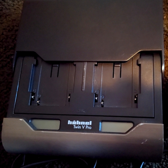 Phase One Hahnel Twin V Pro Dual Charger with Original Power Adapter - Picture 2 of 4